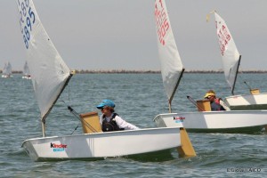 Iniziata con 3 regate la 3^ tappa del Trofeo Optimist Italia Kinder + Sport a Ravenna