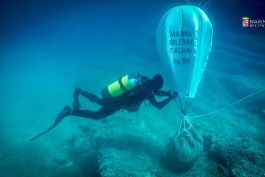 L’operazione subacquea, svolta nelle acque di Cassibile, tesa a distruggere 313 ordigni esplosivi e 1.500 munizioni di armi portatili