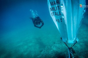 L’operazione subacquea, svolta nelle acque di Cassibile, tesa a distruggere 313 ordigni esplosivi e 1.500 munizioni di armi portatili