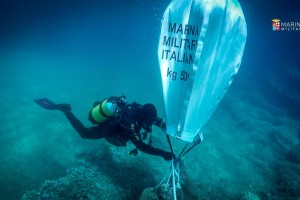 L’operazione subacquea, svolta nelle acque di Cassibile, tesa a distruggere 313 ordigni esplosivi e 1.500 munizioni di armi portatili