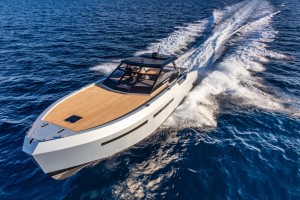 The new Mazu 52HT: generous interior volume and deck space