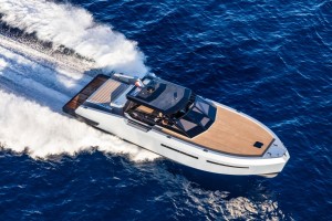 The new Mazu 52HT: generous interior volume and deck space