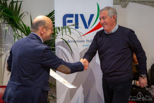 Ammiraglio Brusco ritira l'attestato di merito sportivo al Club Nautico Versilia