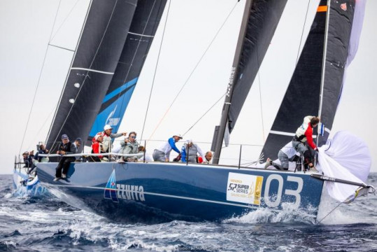 Giornata complicata per Azzurra alla Menorca 52 Super Series