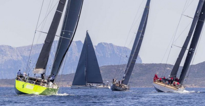 Loro Piana Superyacht Regatta, Magic Carpet 3 e Silencio i primi leader