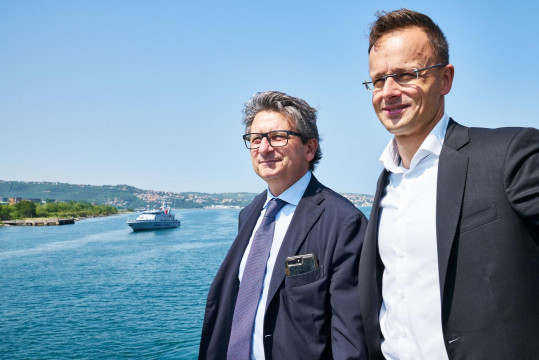 Il presidente Zeno D’Agostino con il ministro degli Esteri Péter Szijjártó durante un sopralluogo via mare all’area