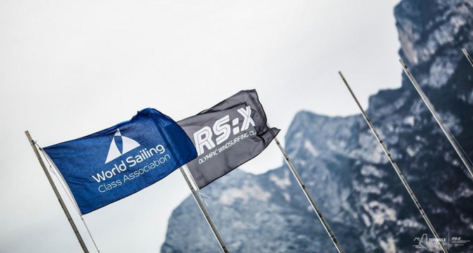 Primo giorno di regate a Torbole sul Lago di Garda per il Mondiale della classe Olimpica RS:X