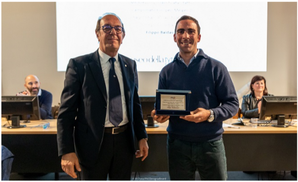 da sx Manlio De Boni premia l'olimpionico Filippo Baldassari dello YC Rimini
