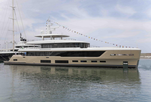 Benetti vara MY Hawa, yacht full custom di 48 metri