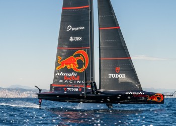 Alinghi: la star dello sci svizzero Marco Odermatt primo ospite a bordo di BoatOne