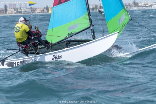 Gessa e Dessy si aggiudicano la regata nazionale Hobie Cat 16