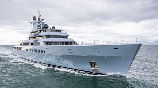 Un’icona sull’acqua: DRAGONFLY 142m premiato come miglior Superyacht oltre 80 metri