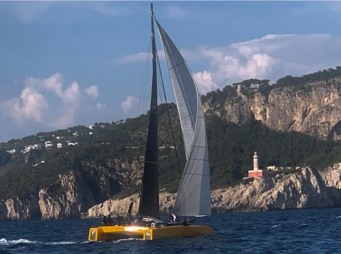 Il catamarano Falcon in approccio a Capri. ph. RAN 630©