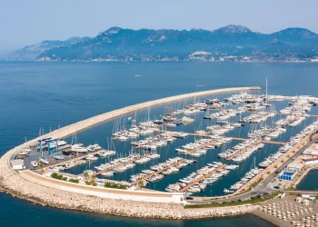 L’undicesima Bandiera Blu consecutiva apre la stagione estiva di Marina d’Arechi