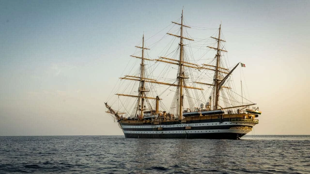 Dalla Lega Navale di Napoli il saluto all’Amerigo Vespucci