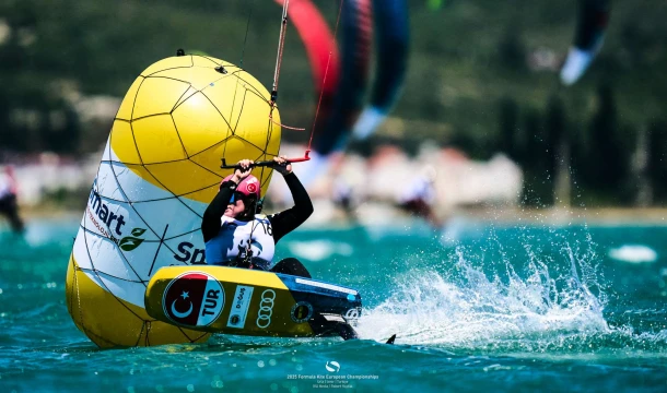 Smaller kites shrink the riders and mix the fleet