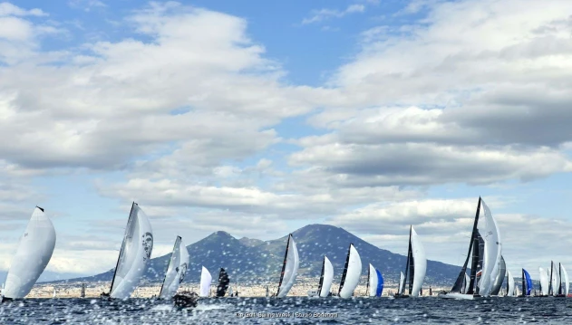 Partita da Napoli la 70ª regata dei Tre Golfi: al via 130 imbarcazioni per una delle più affascinanti regate offshore del Mediterraneo