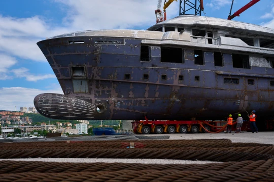 Varata in Seadock la costruzione preallestita dello yacht di 43 metri, realizzato da CNB Scarl per il Cantiere delle Marche, della nuova linea Deep Bleu