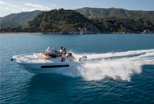 Capoforte CX240 Summer Edition:
il bianco brillante dell’estate mediterranea