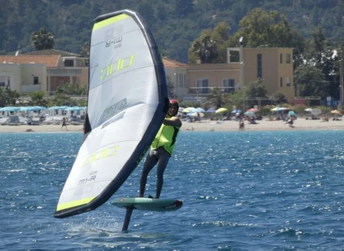 Coppa Italia WingFoil al Windsurfing Club Cagliari Carlo Ciabatti vola sul podio al Poetto