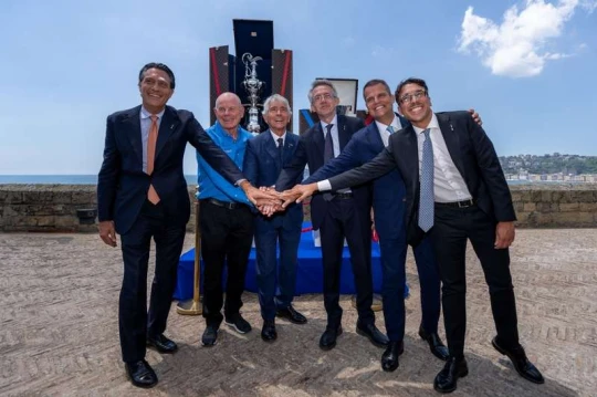 Neapel heißt den 38. America’s Cup willkommen: Offizielle Präsentation auf dem Castel dell’Ovo
