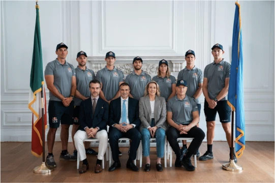 Ruggero Tita (al centro) 
In basso da sinistra: Gian Luca Passi de Preposulo, il Console Fabrizio Di Michele, 
Assia Grazioli-Venier, Jimmy Spithill