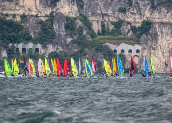 Iniziato il Campionato Windsurfer a Torbole: il vento cede il passo ai temporali