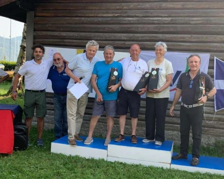 Giorgio Curzi nel podio della Regata Nazionale 2.4mR di Dervio