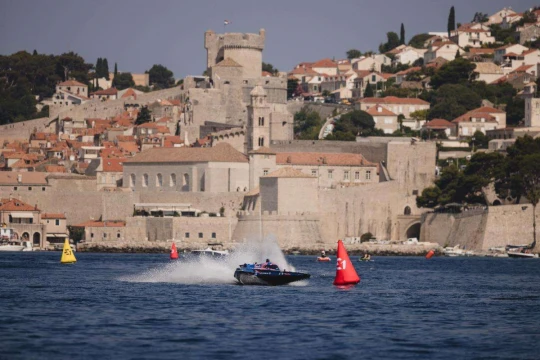 Aoki Racing Team wins in Dubrovnik to take E1 Championship lead