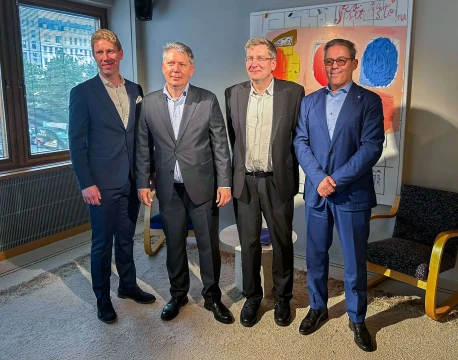 Von links: Petrus Blomqvist, Partner bei Vaaka; Lauri Haavisto, CEO von Foreship; Markus Aarnio, Chief Naval Architect von Foreship; Carlo Luzzatto, CEO und Generaldirektor von RINA