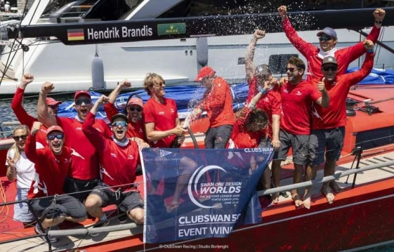 Il team Earlybird festeggia la vittoria del titolo di Campione del Mondo ClubSwan 50