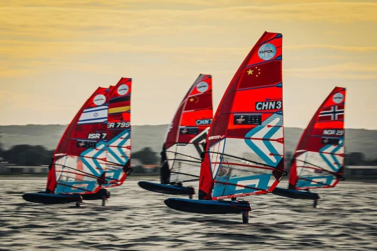 iQFOiL World Championship 2025, Day 4: late breeze, late racing, high stakes
