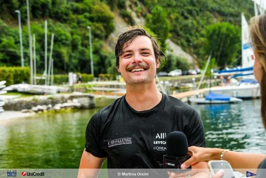 Enzo Balanger, campione mondiale Moth 2025 dopo il tradizionale tuffo per festeggiare la vittoria