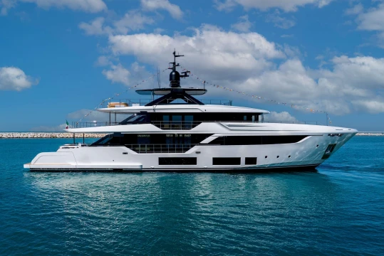 Custom Line Navetta 38: il terzo scafo scende in mare