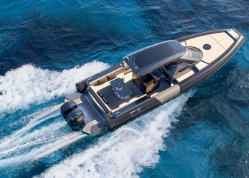 Fini 35 Full Carbon è anche fuoribordo