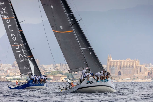 Blue, Aifos and the cathedral of Palma. (ABANCA ORC 0 class)
© María Muiña/Copa del Rey