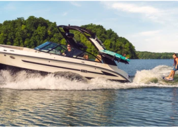 Sea Ray debuts all-new SDX 230 Series Featuring NextWave Surf Technology
