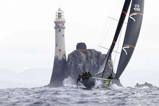 Il wallyrocket51 Django dopo aver doppiato il Fastnet Rock, sullo sfondo. Crediti foto: Mark Lloyd / Lloyd Images