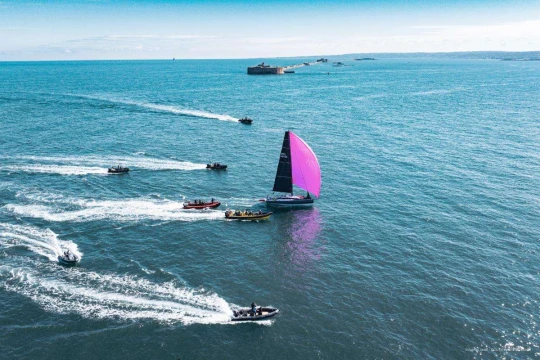Leon sails across the finish line to overall victory © Armel Vrac