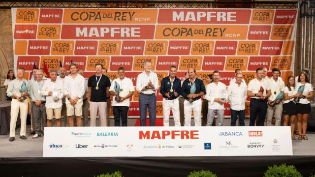 The winners of the ORC European Championship 2025 | 43rd Copa del Rey MAPFRE with King Felipe VI © Laura G. Guerra
