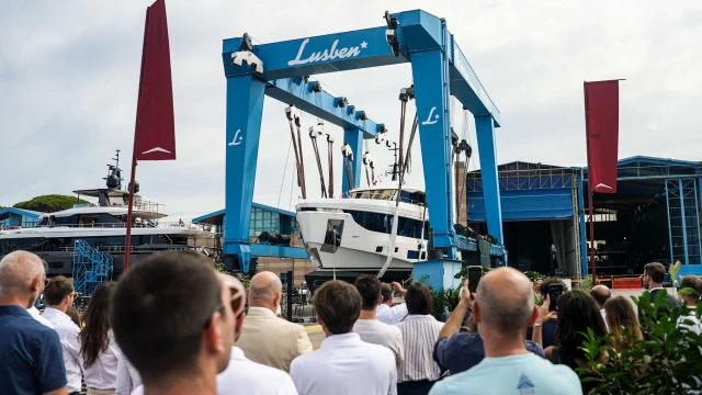 Azimut vara la prima unità di Grande 30M