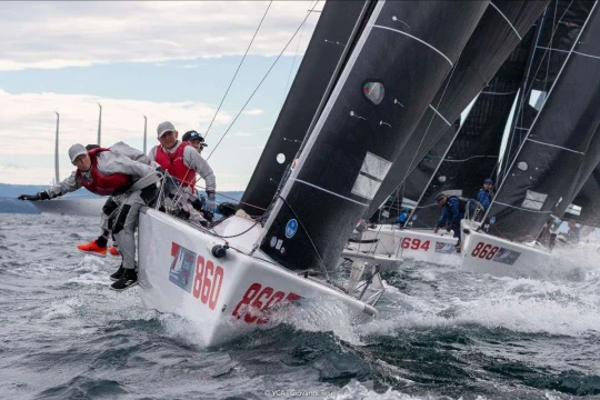 Le raffiche di Bora regalano al Monegasco Nika la prima leadership nel Melges 24 World Championship 2025