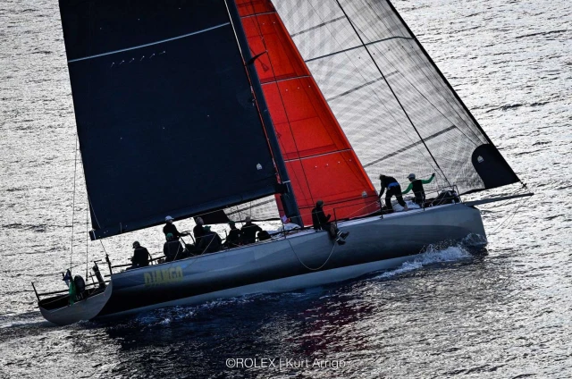 La barca italiana Django Deer protagonista di una splendida regata d'esordio.