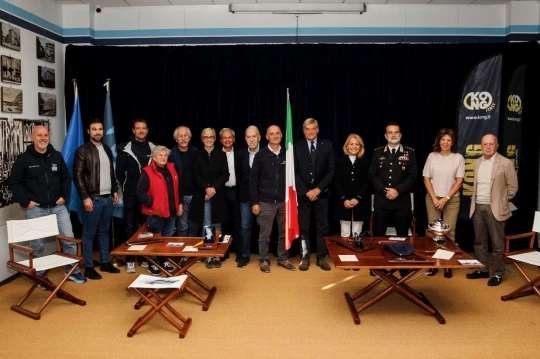 Il gruppo organizzatore con le autorità
