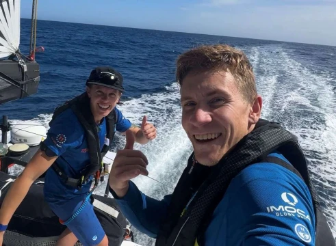Clapcich e Harris rilasciano una boa meteorologica di Météo France durante la Transat Café L'OR
