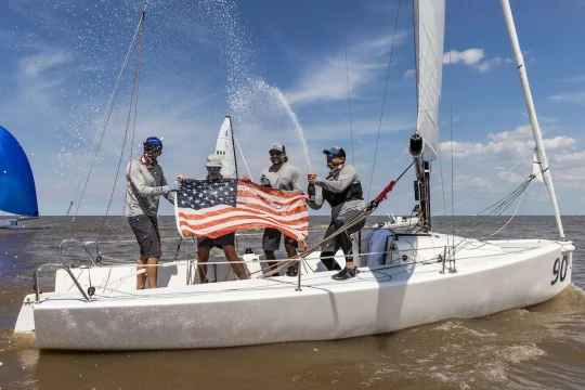 Laura Grondin festeggia la vittoria del mondiale J/70 in Argentina