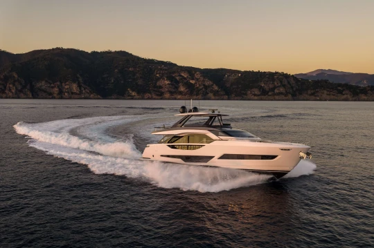 Ferretti Yachts 800: innovazione e design