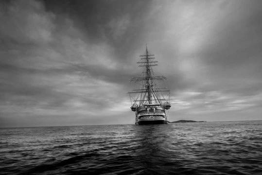 L'Amerigo Vespucci fotografato da Carlo Mari in una delle immagini in mostra
