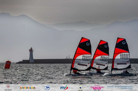 Iniziata la seconda fase del Sardinia team race World Championship con la Classe OpenSkiff