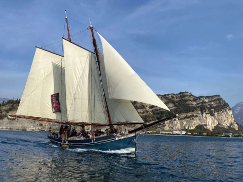Dal banco alla barca: gli studenti di Arco scoprono la vela